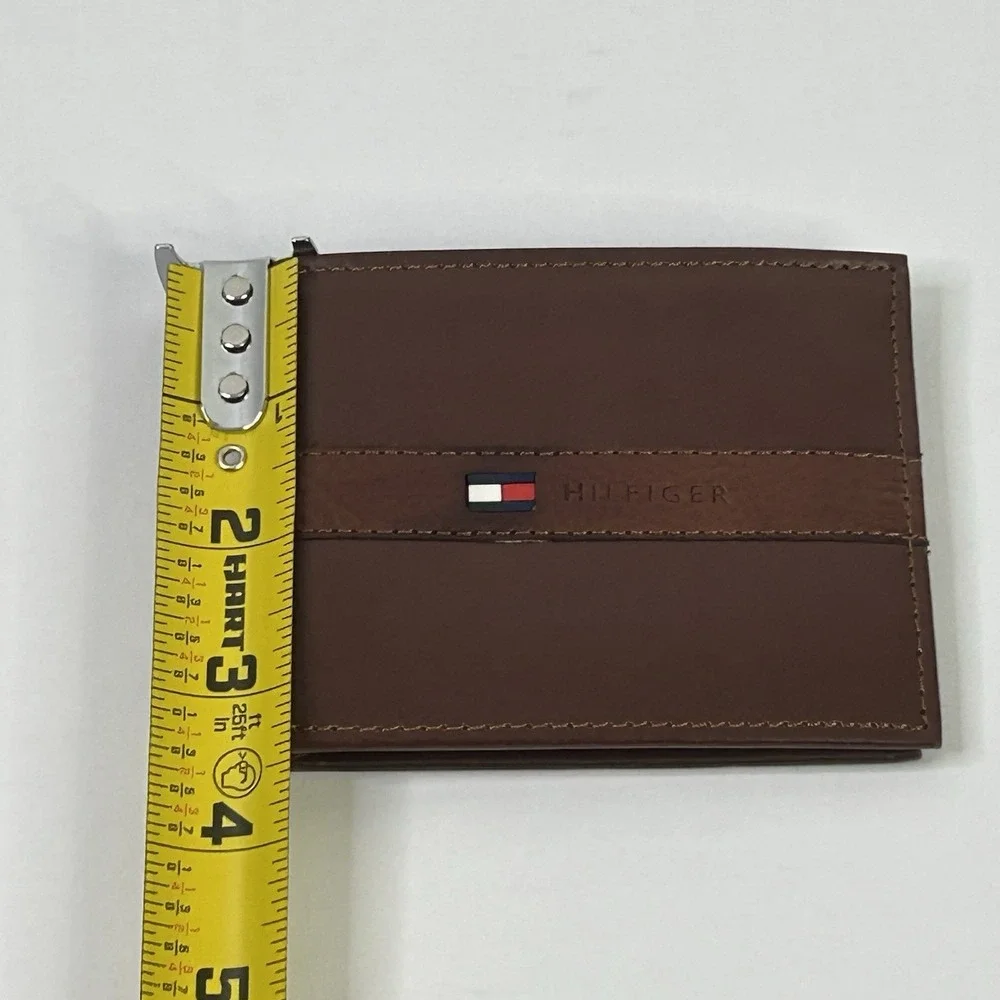 Tommy Hilfiger Mens Leather Billfold Wallet Flip ID Passcase Brown Logo FLAWS**